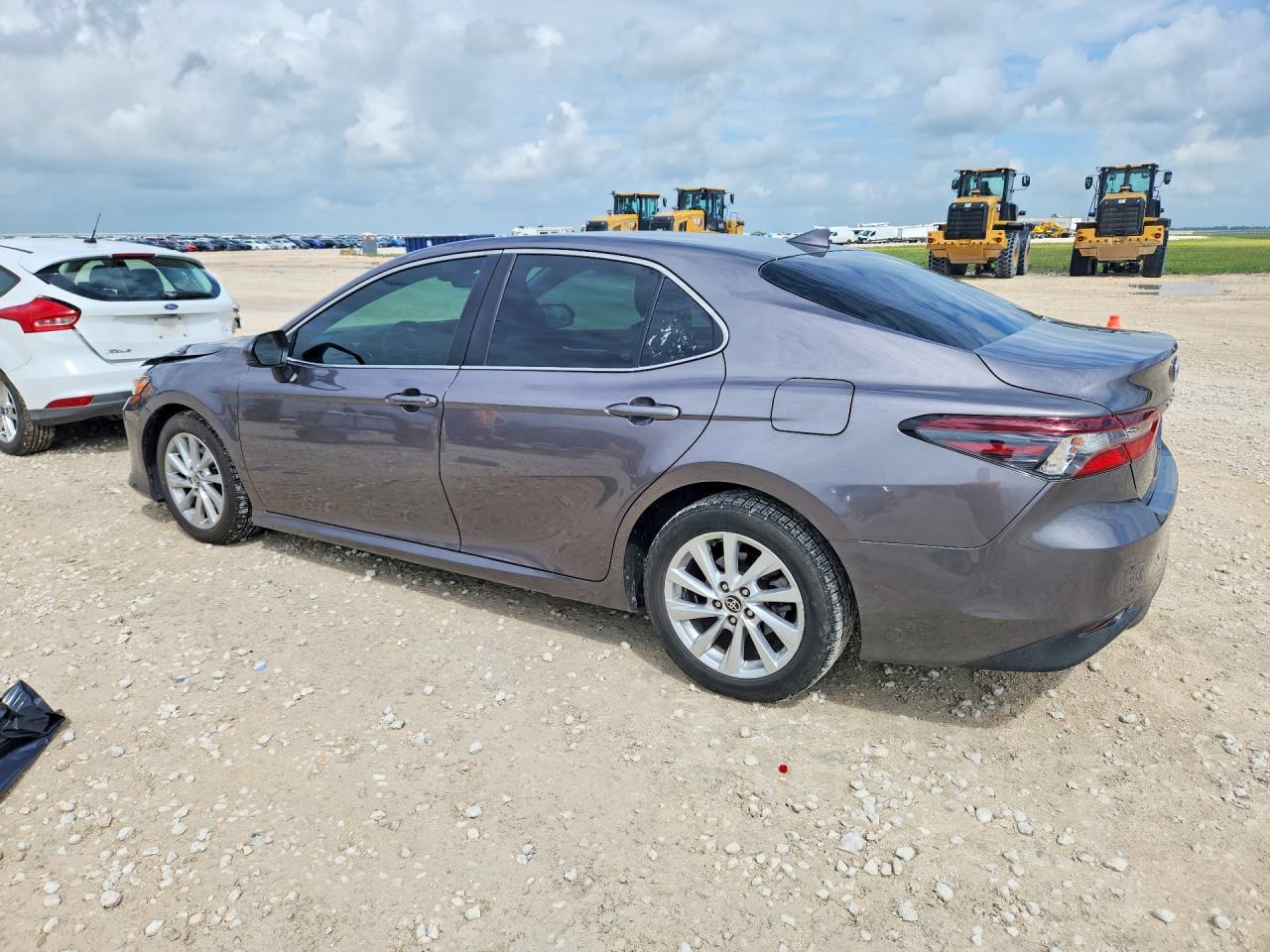 2021 Toyota Camry Le - Фото 2