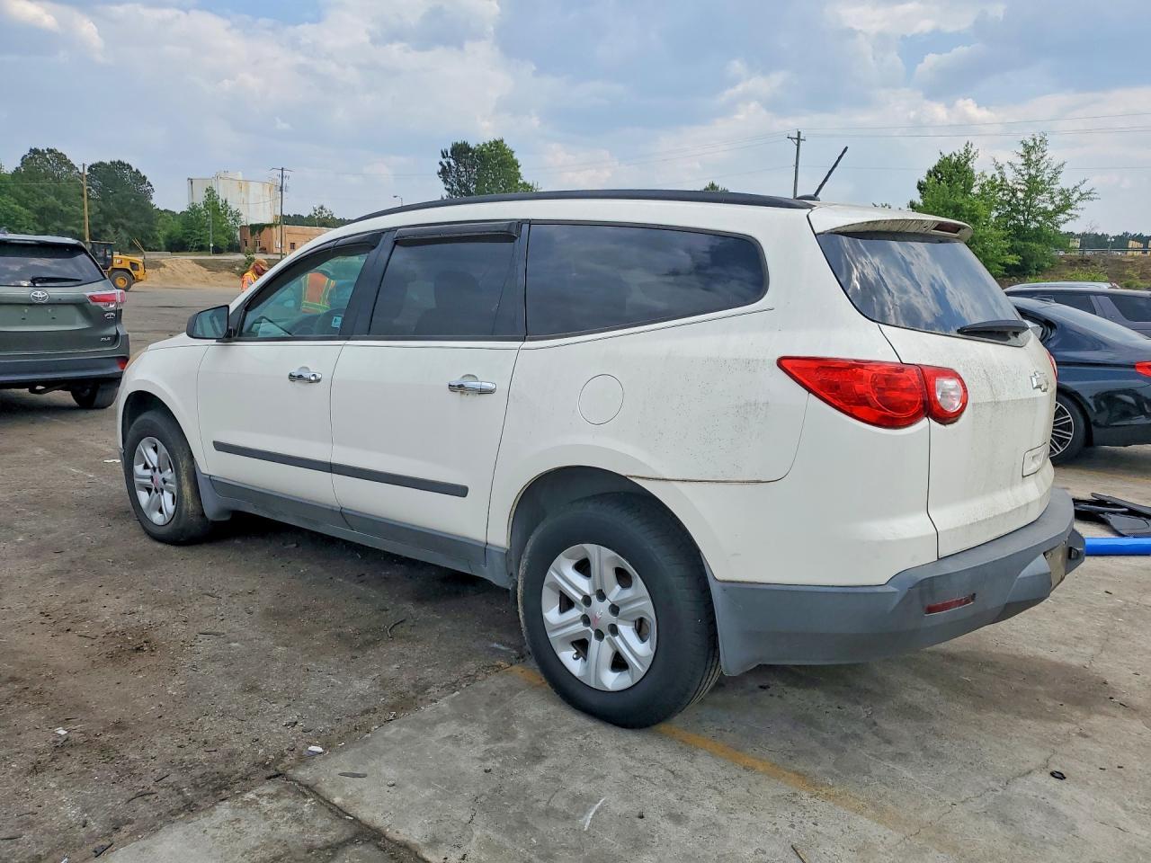2011 Chevrolet Traverse Ls - Image 2