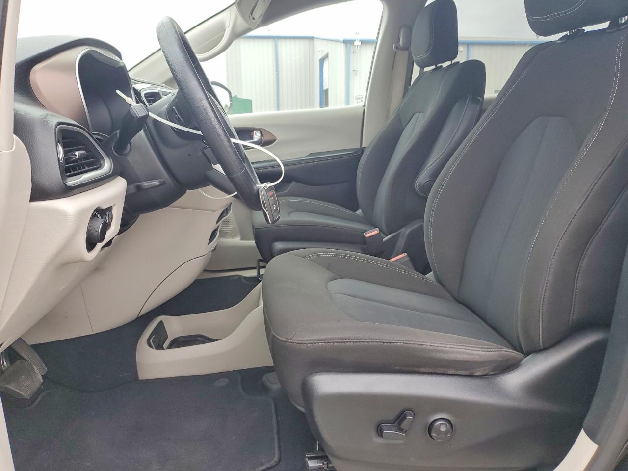 2020 Chrysler Voyager Lx - Фото 7