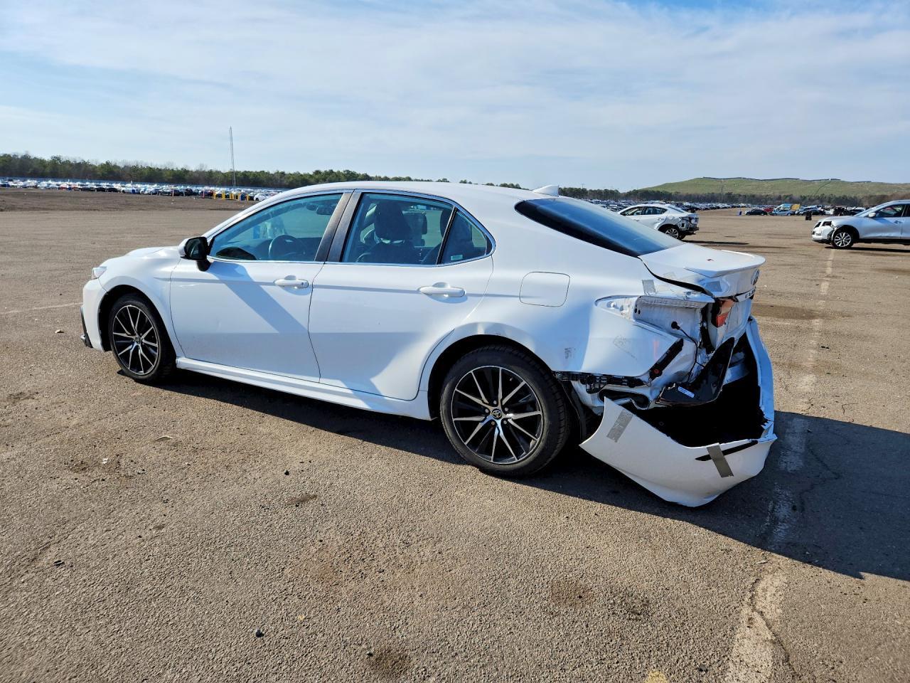 2021 Toyota Camry Se - Фото 2