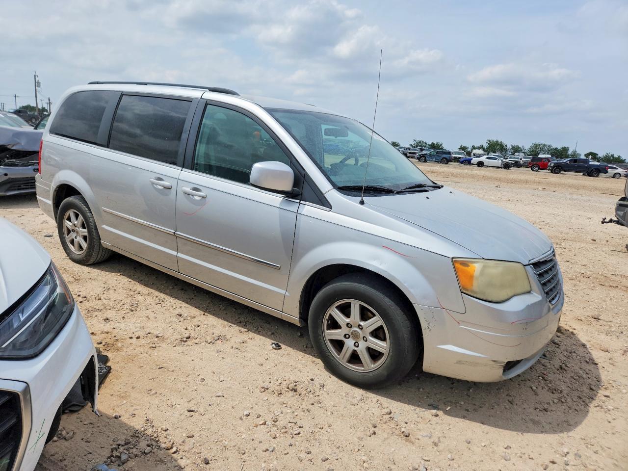 2010 Chrysler Town & Country Touring - Image 4