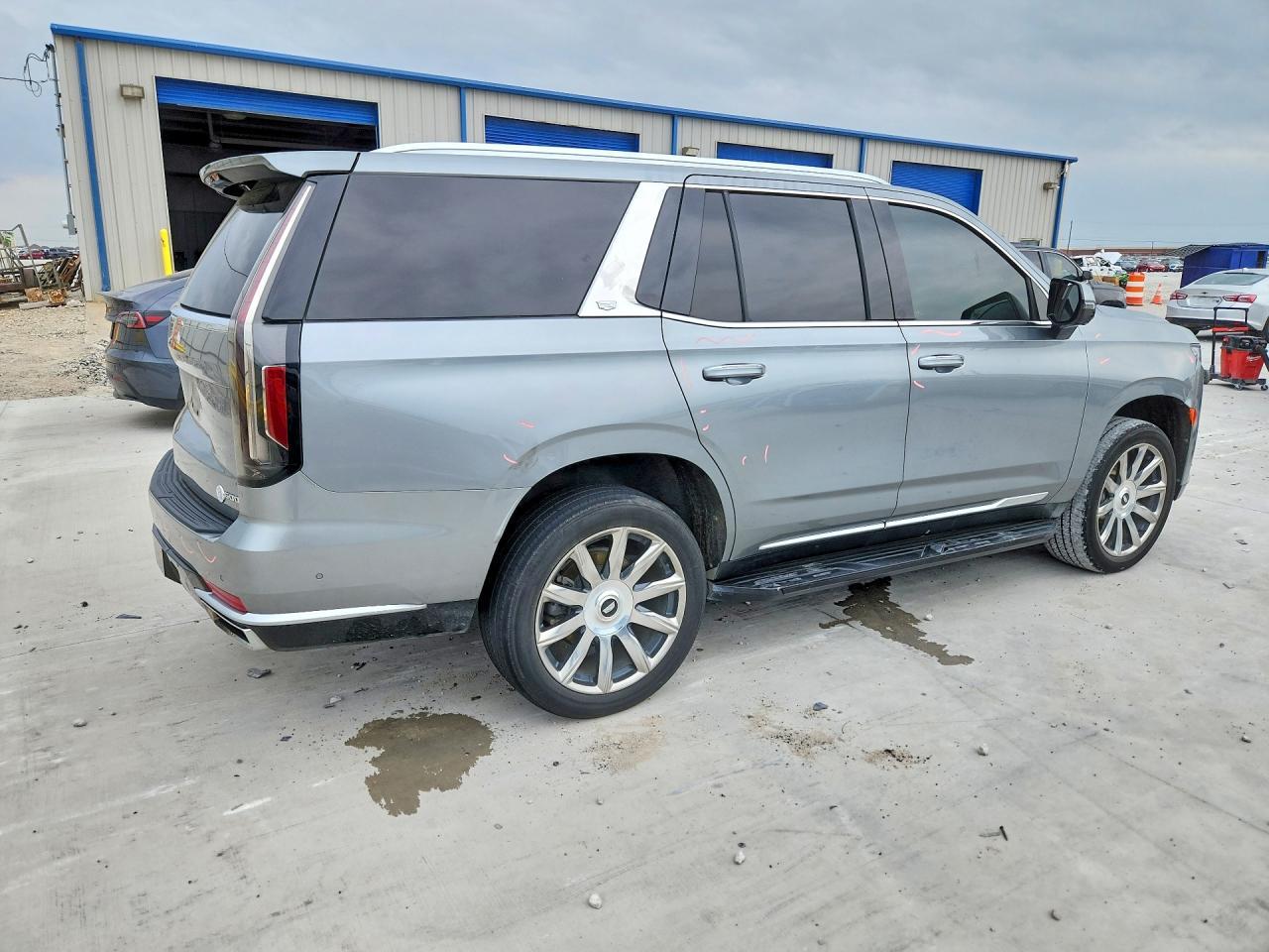 2023 Cadillac Escalade Premium Luxury - Image 3