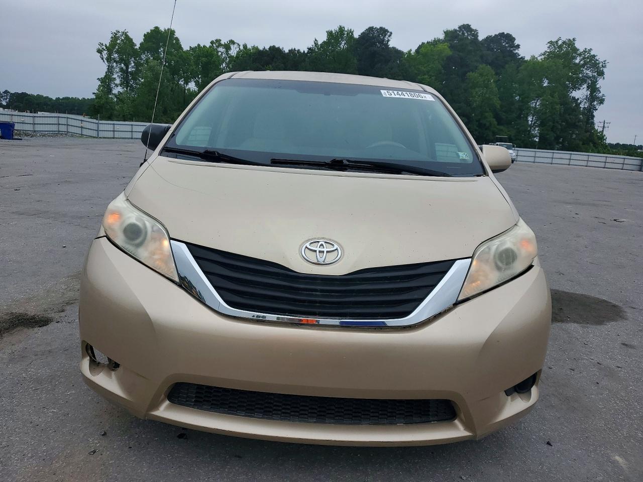 2011 Toyota Sienna Le 7-Passenger - Image 5