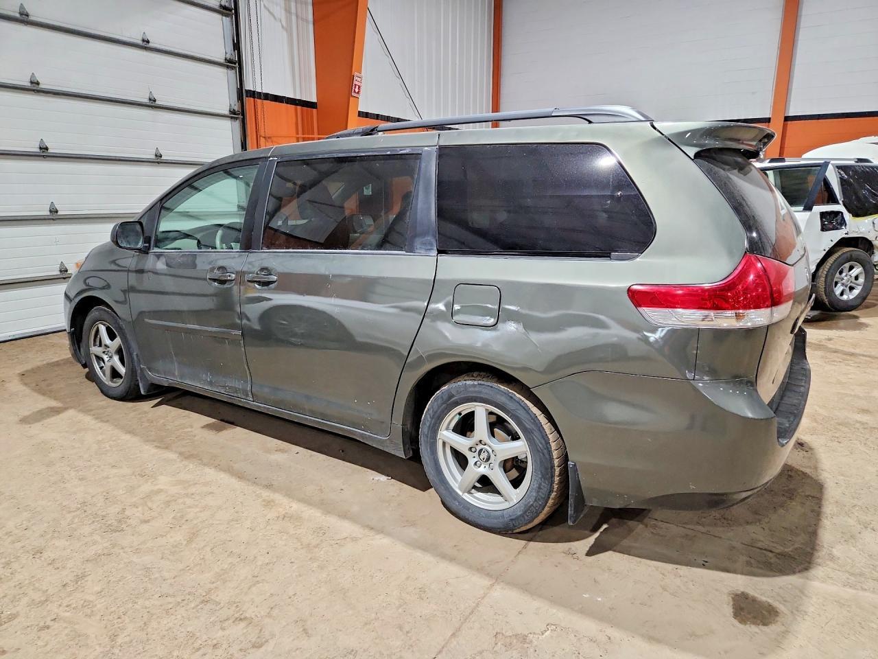 2013 Toyota Sienna Le 8-Passenger - Фото 2