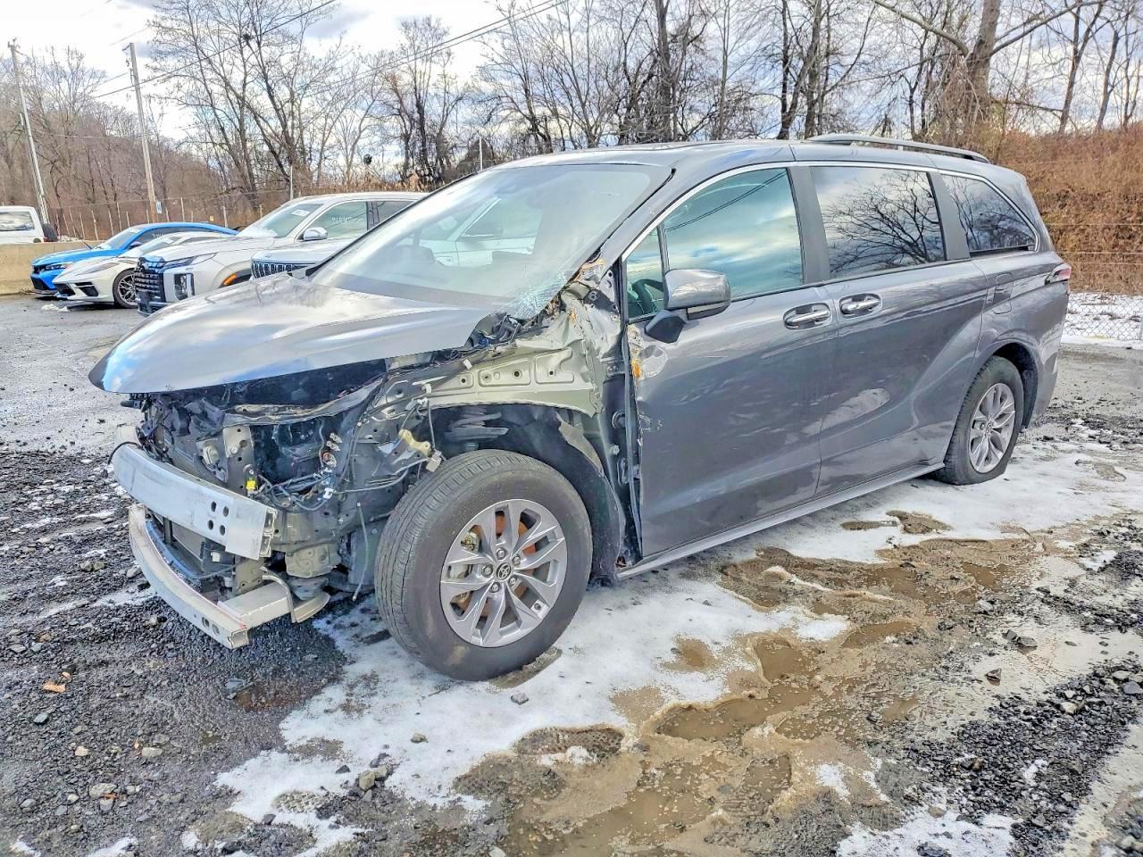 2025 Toyota Sienna Xle 8-Passenger