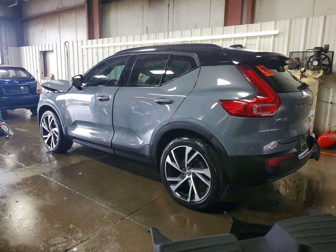 2022 Volvo Xc40 T5 R-Design - Фото 2
