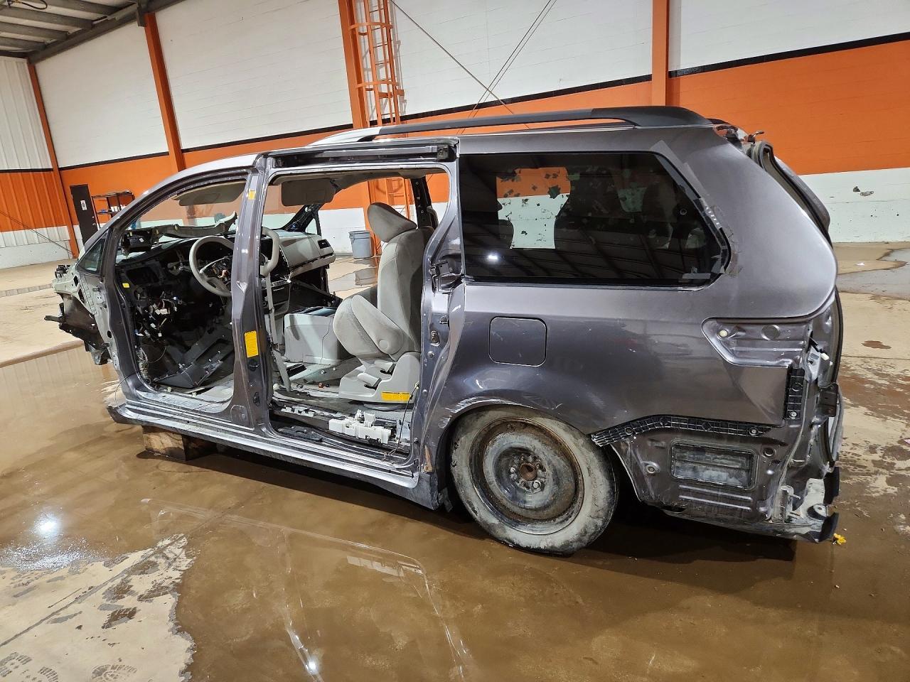 2011 Toyota Sienna Le - Image 2