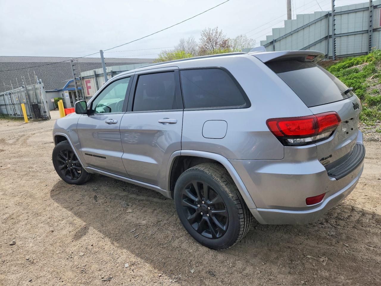 2020 Jeep Grand Cherokee Laredo - Image 2