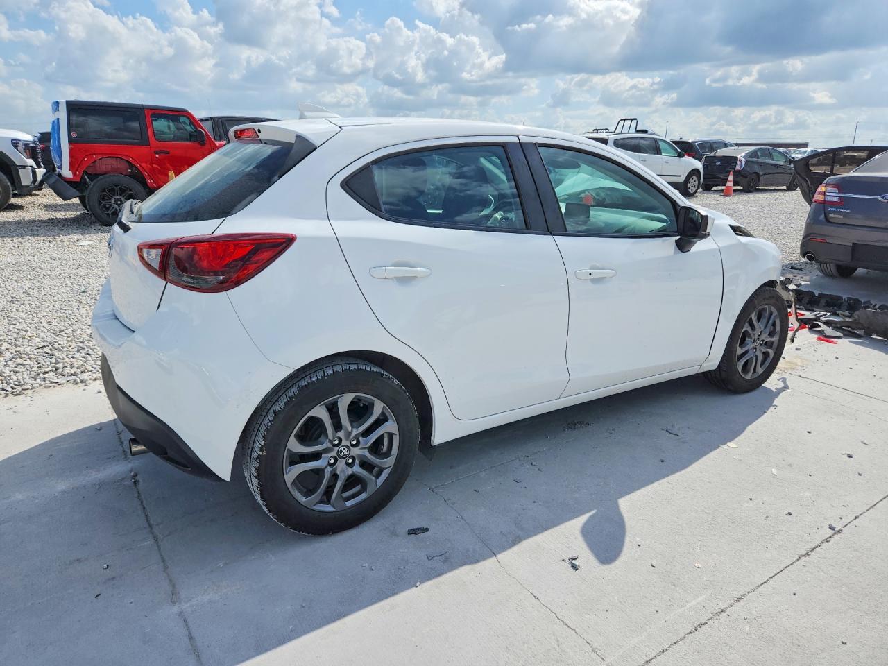 2020 Toyota Yaris Hatchback Le - Фото 3