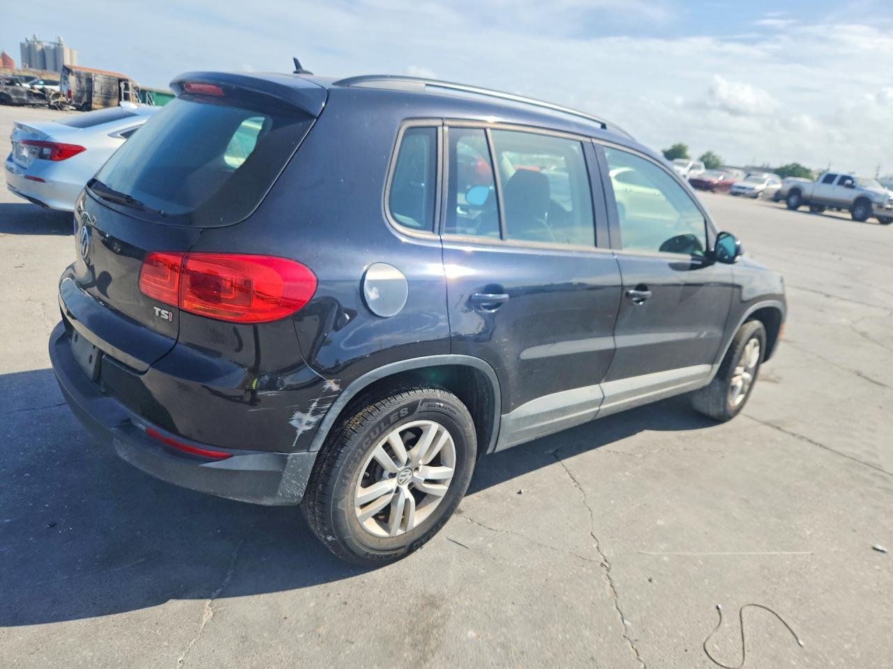 2016 Volkswagen Tiguan S - Фото 3