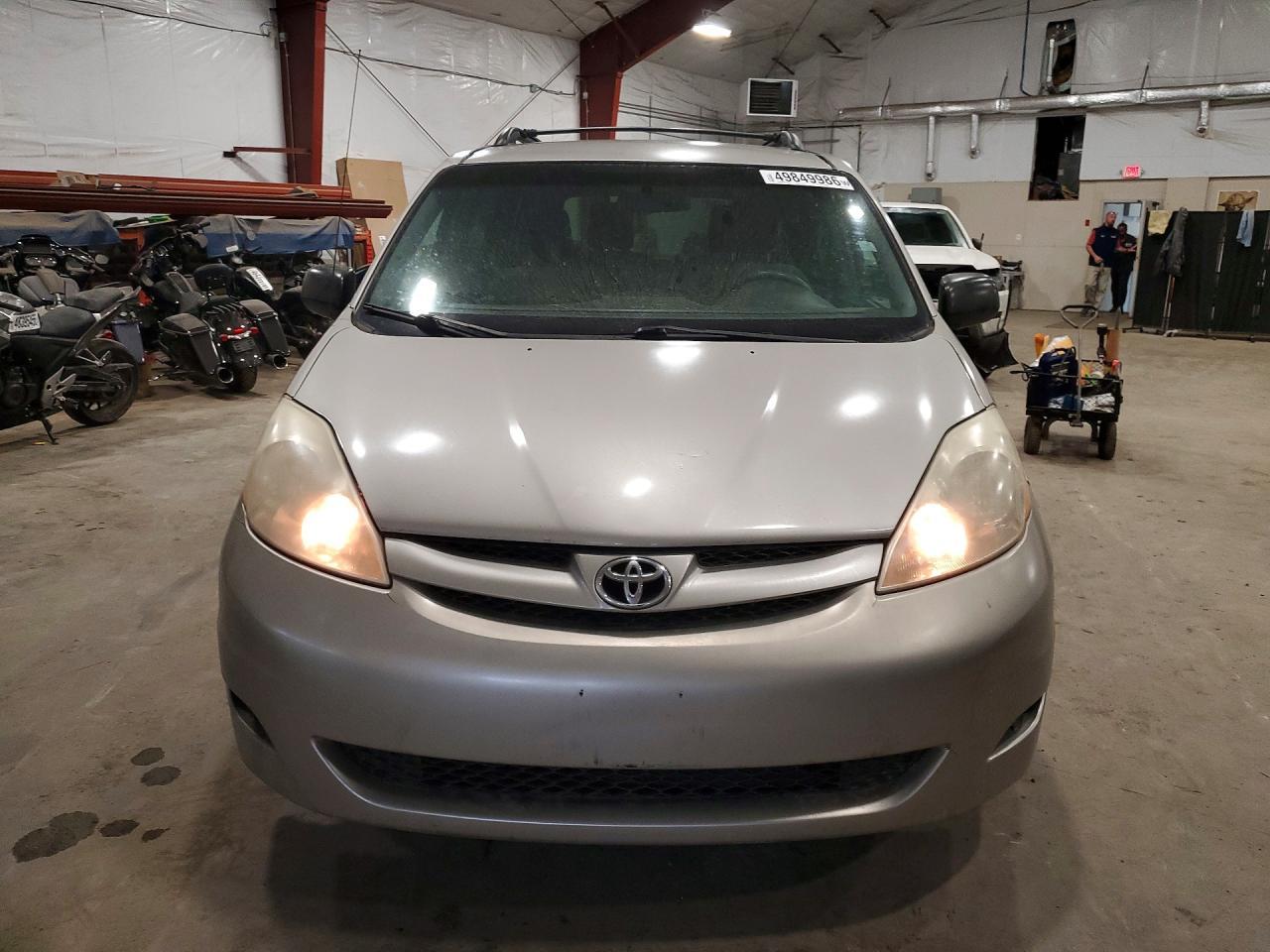 2010 Toyota Sienna Le 7-Passenger - Image 5
