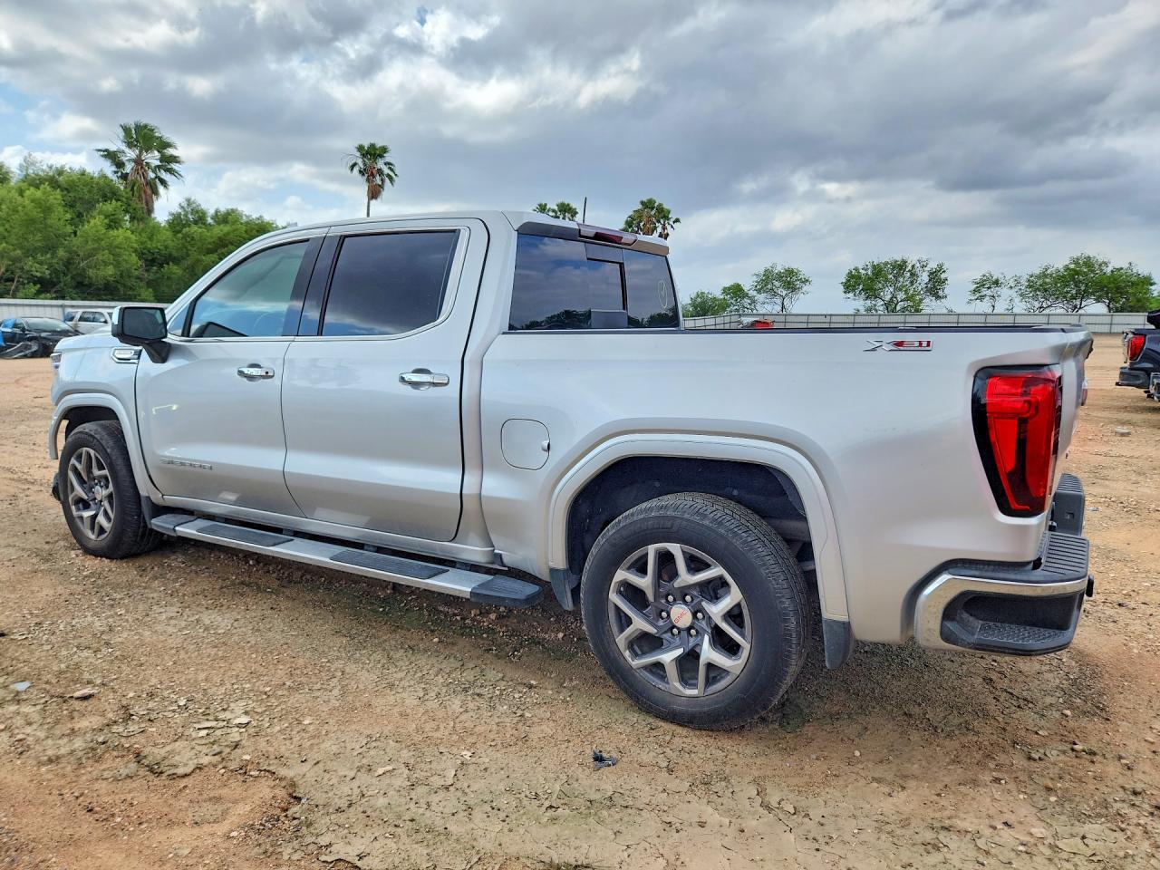 2022 GMC Sierra K1500 Slt - Image 2