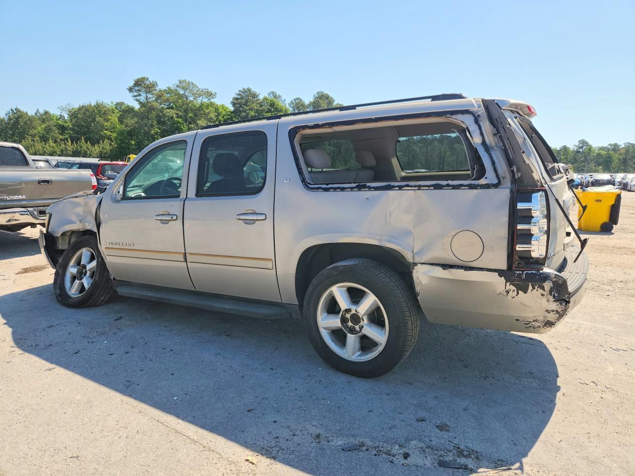 2007 Chevrolet Suburban C1500 - Image 2