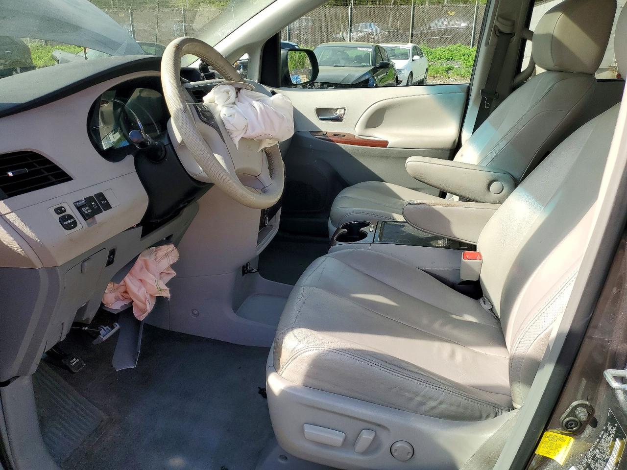 2012 Toyota Sienna Xle 8-Passenger - Image 7