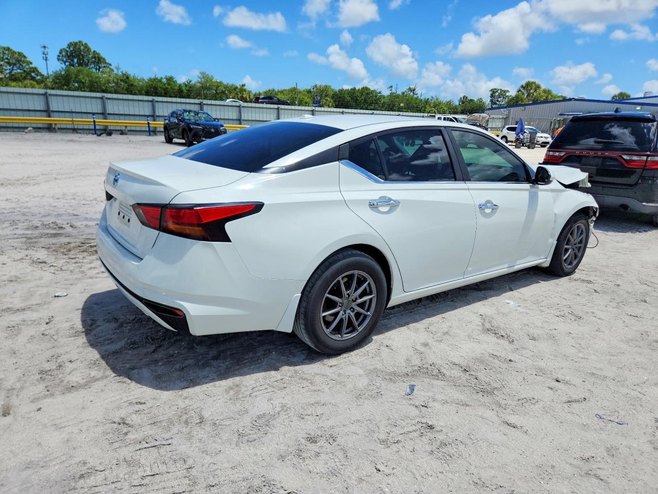 2020 Nissan Altima S - Фото 3