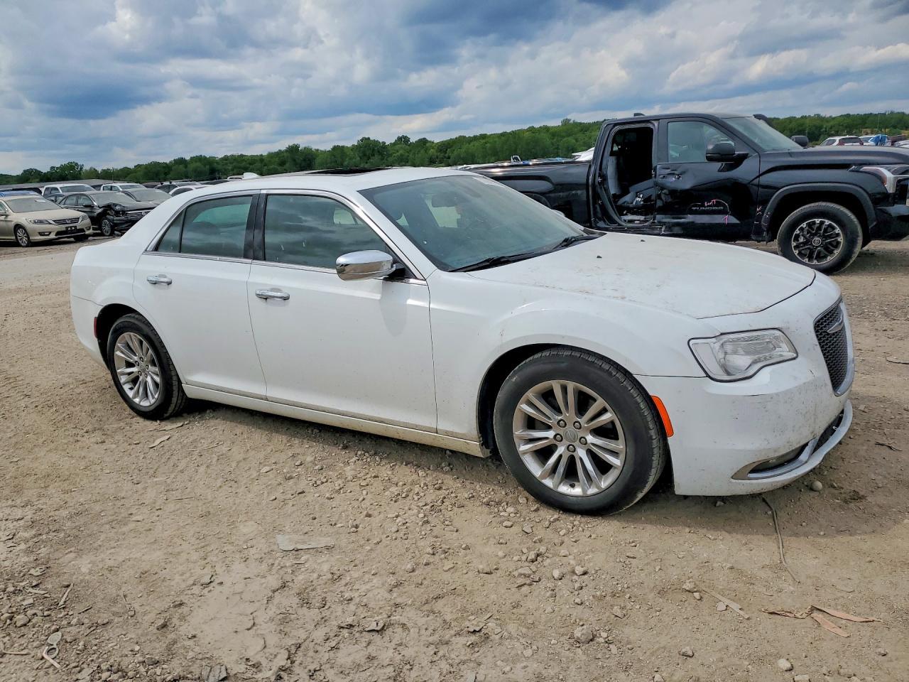 2017 Chrysler 300C - Фото 4