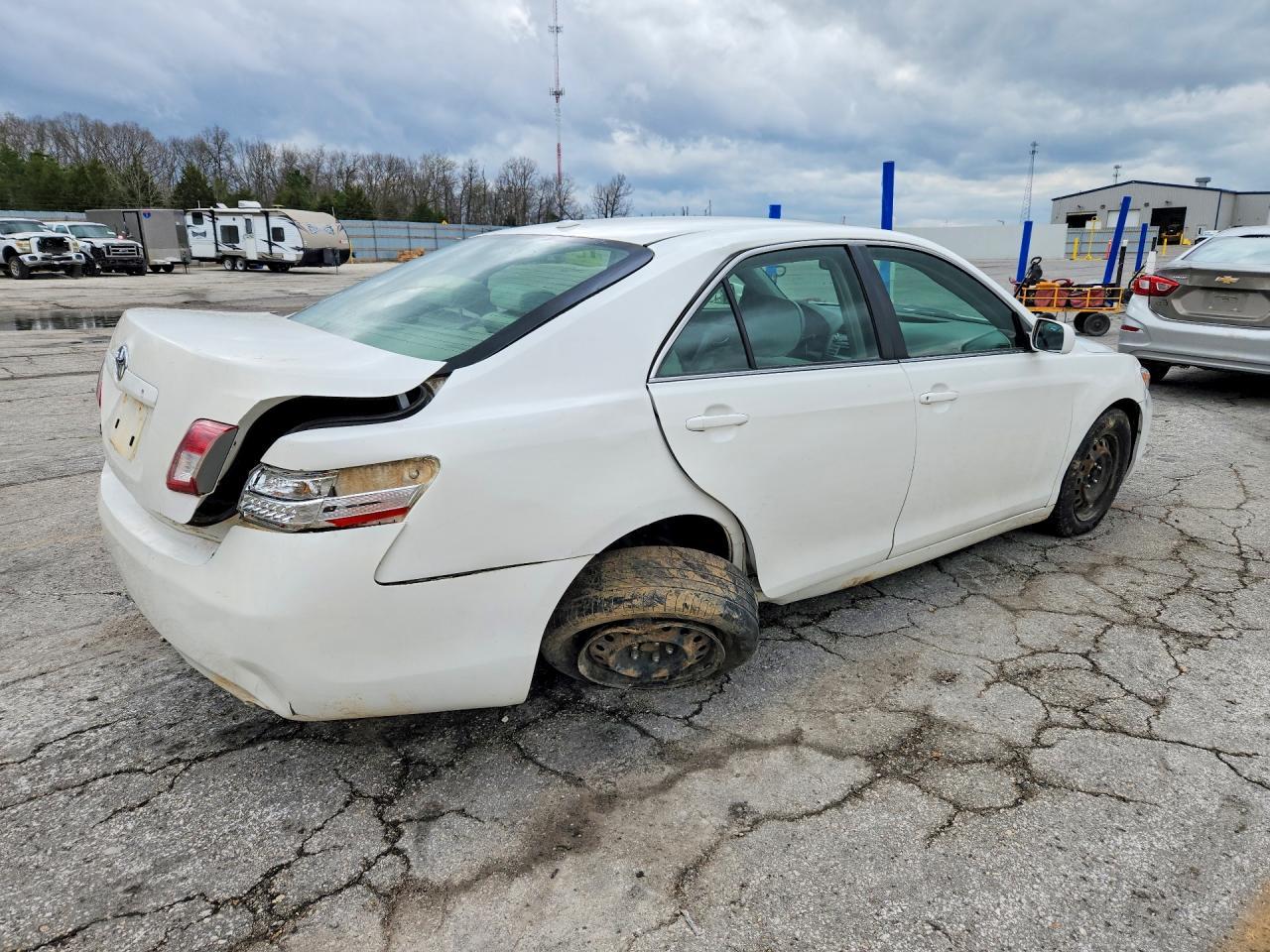 2011 Toyota Camry Base - Фото 3