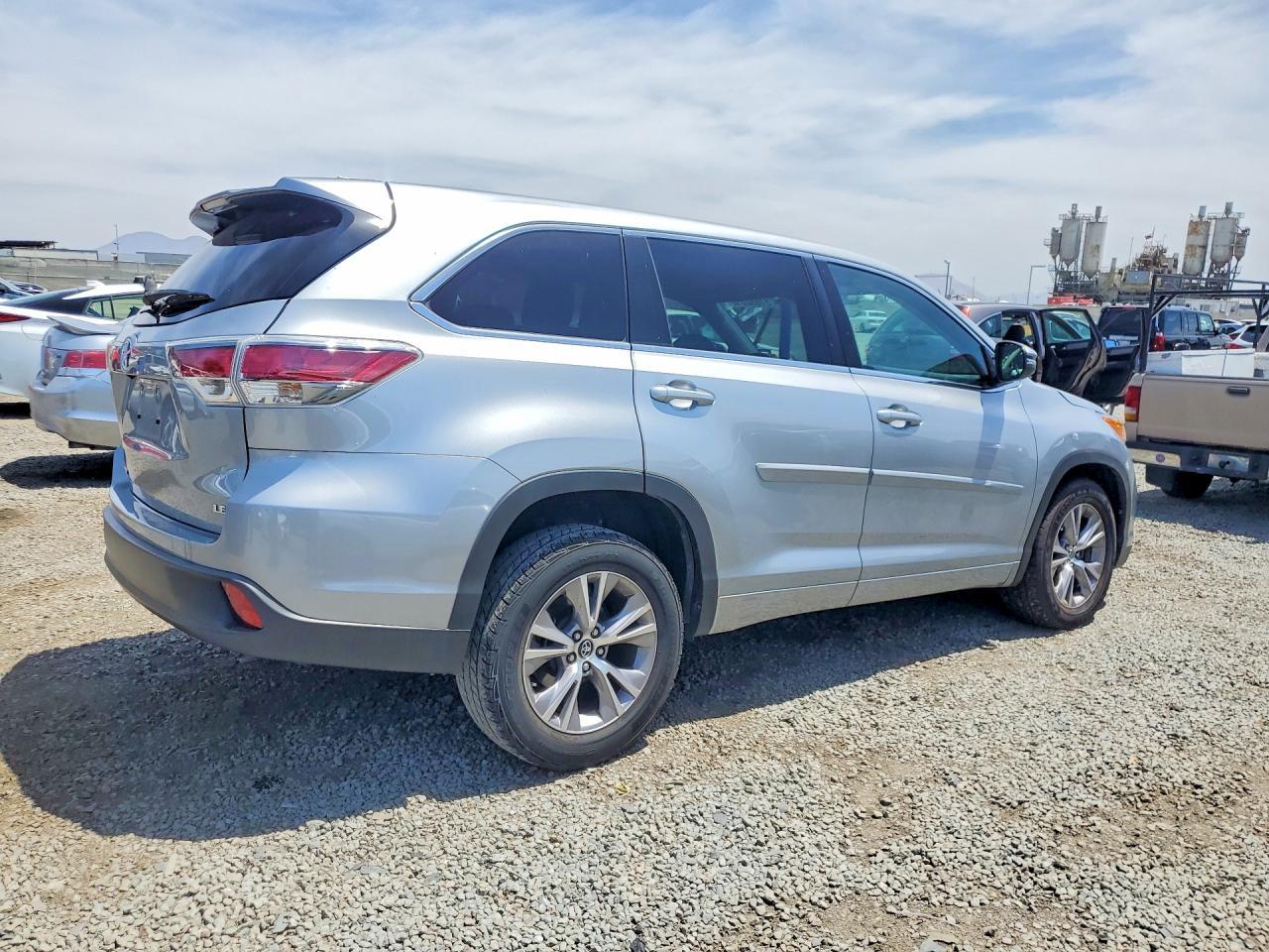 2016 Toyota Highlander Le Plus - Image 3