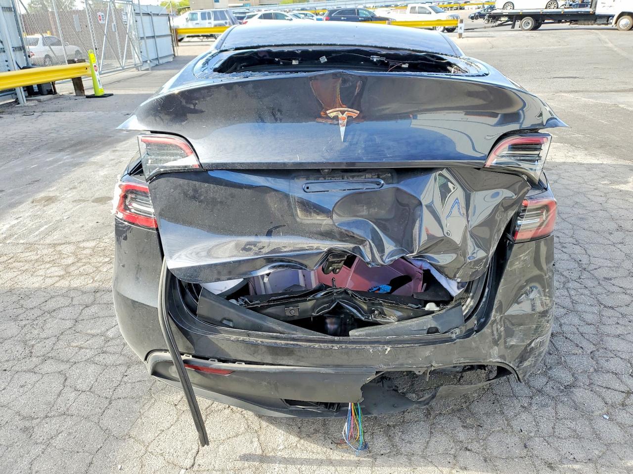 2025 Tesla Model Y - Фото 6