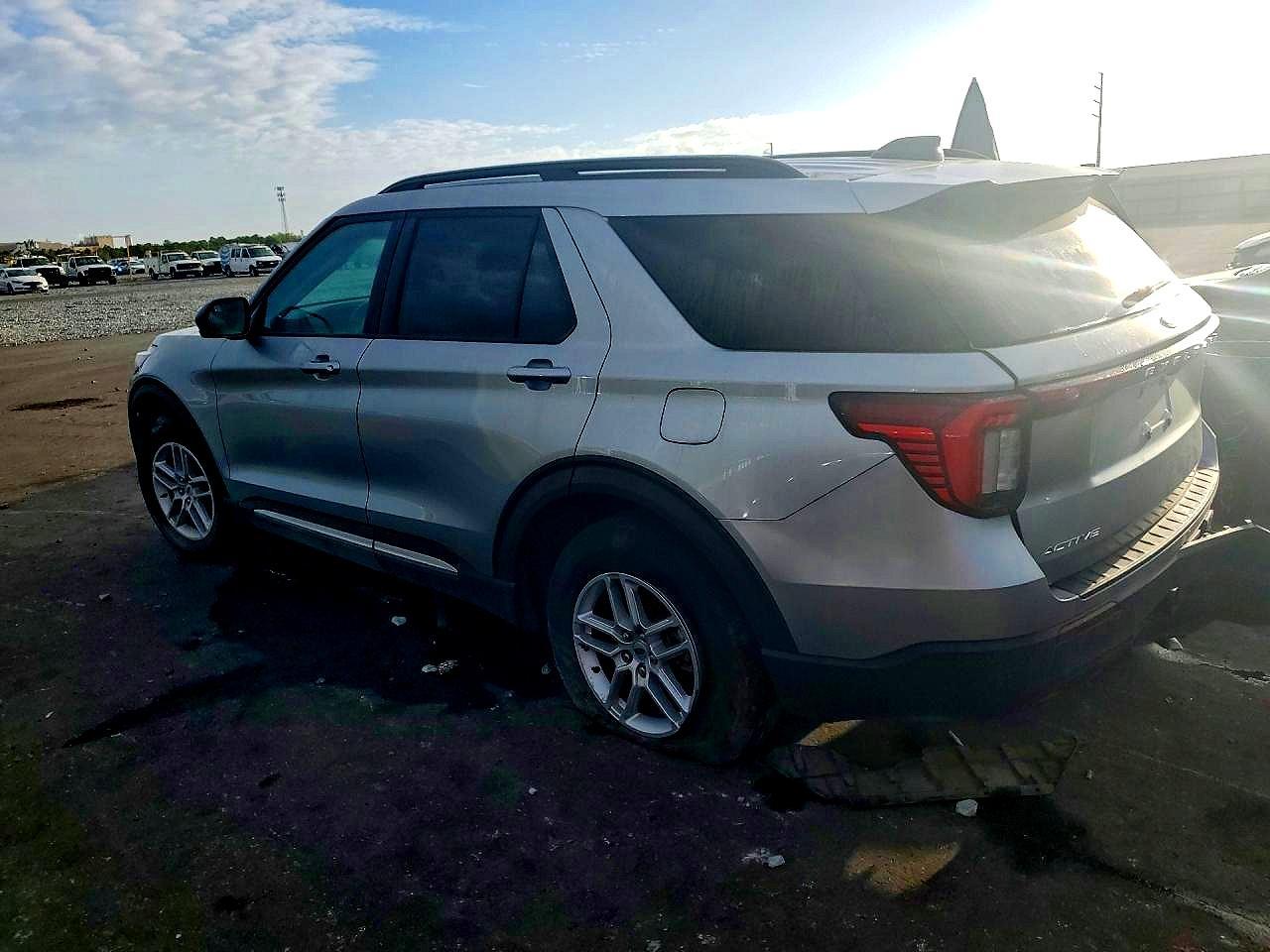 2025 Ford Explorer Active - Фото 2