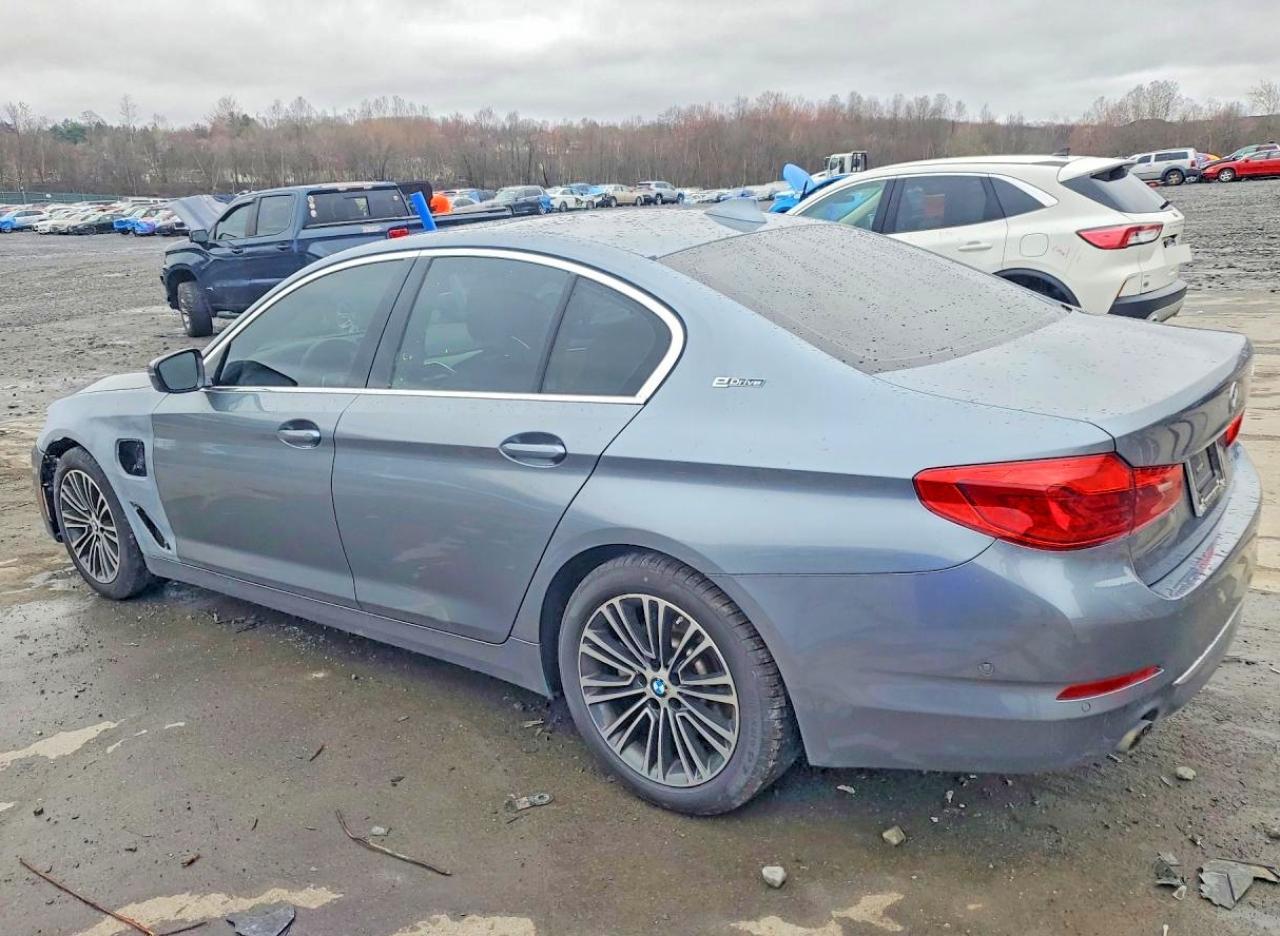 2019 BMW 530Xe - Фото 2
