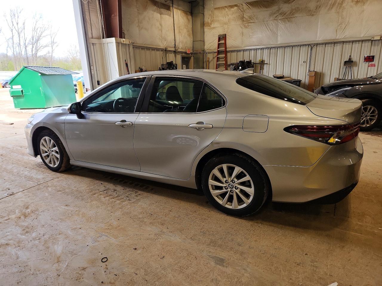 2021 Toyota Camry Le - Фото 2