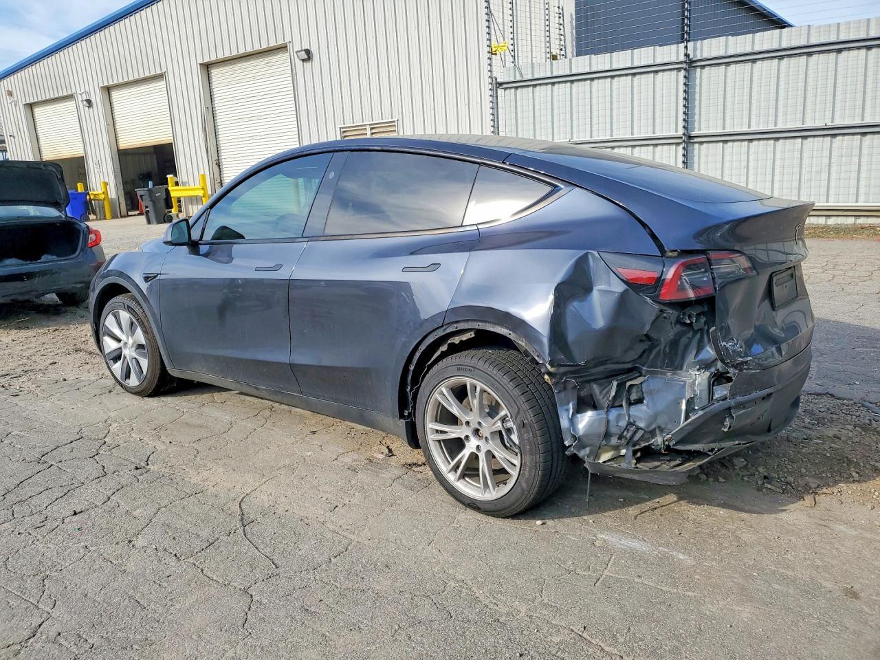 2024 Tesla Model Y - Фото 2