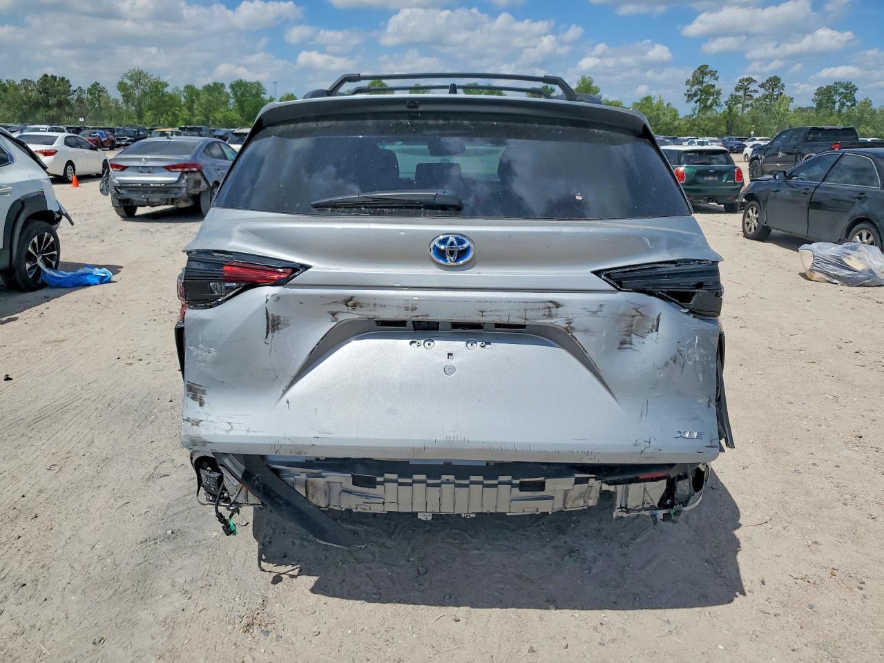 2025 Toyota Sienna Xle 8-Passenger - Image 6