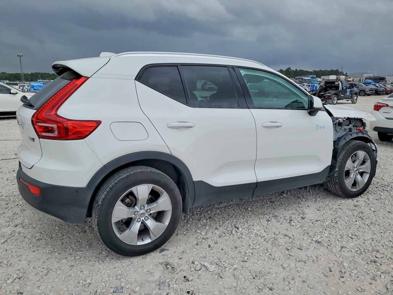 2019 Volvo Xc40 T5 Momentum - Image 3