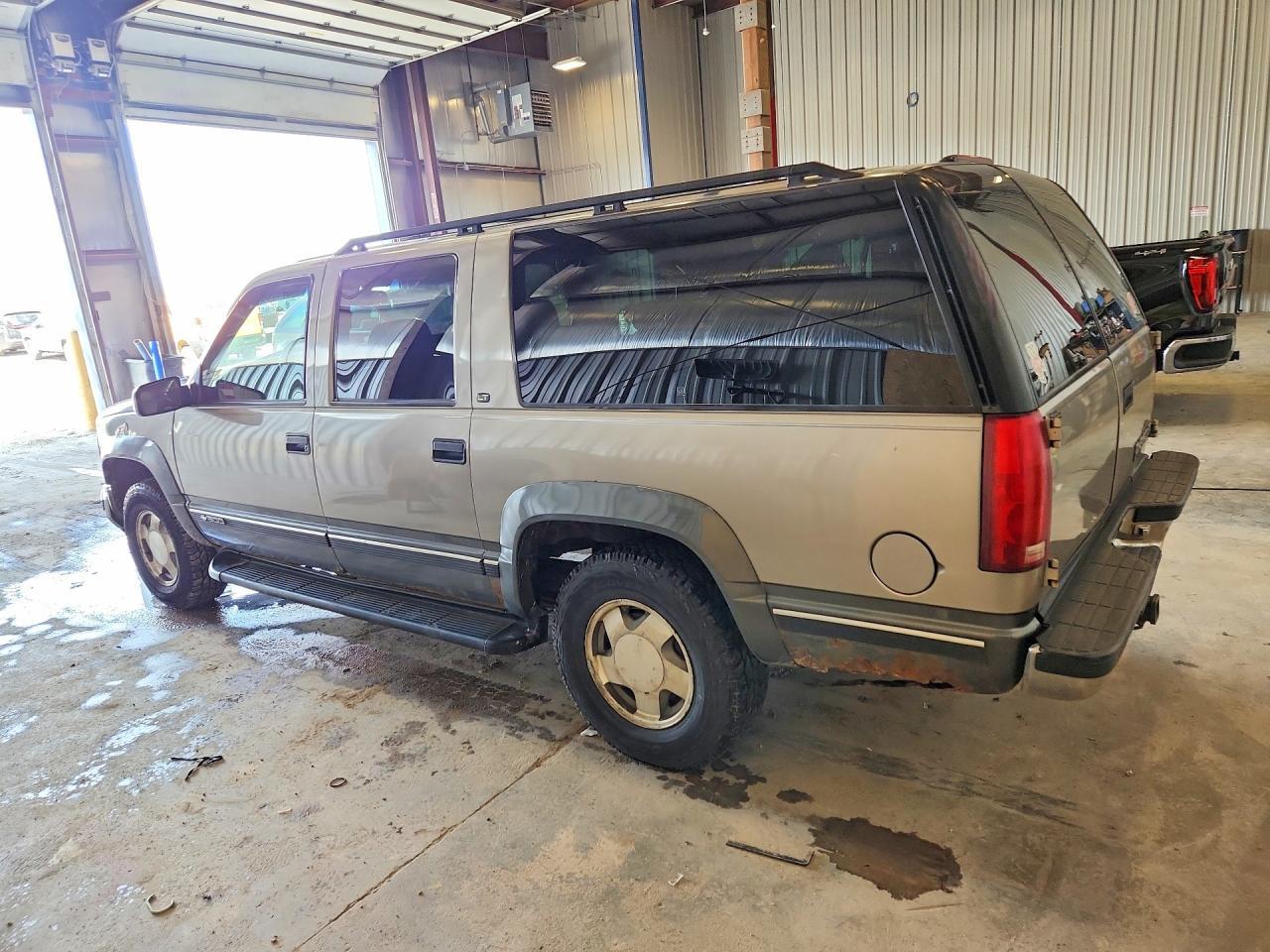 1999 Chevrolet Suburban K1500 - Image 2