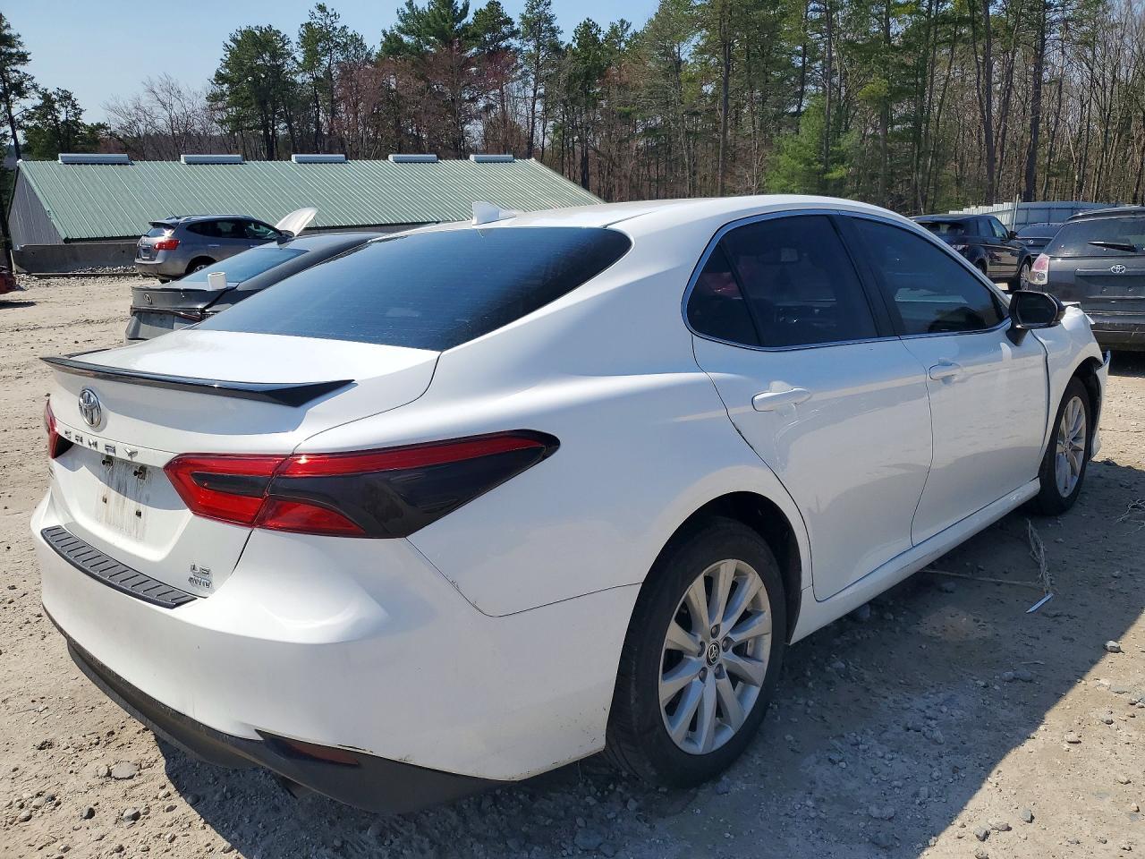2020 Toyota Camry Le - Фото 3