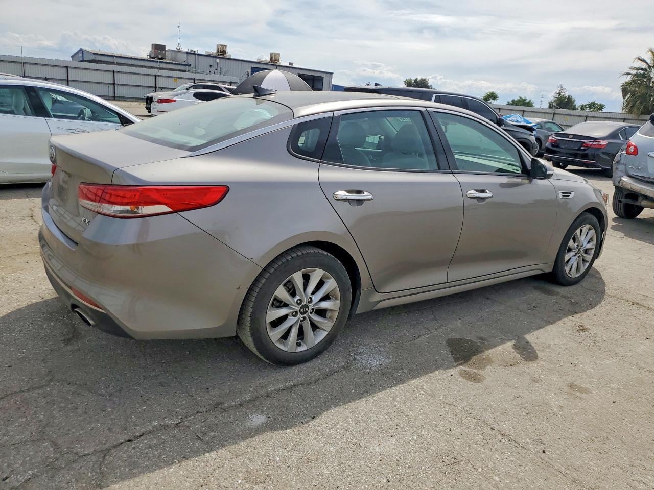 2016 Kia Optima Ex - Image 3