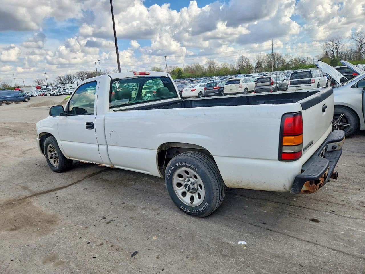 2005 GMC New Sierra C1500 - Image 2