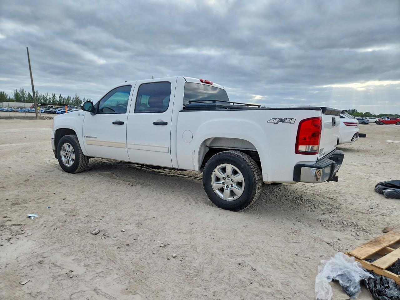 2009 GMC Sierra K1500 Hybrid - Image 2