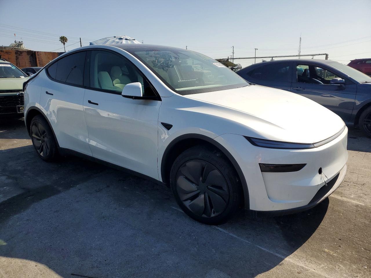 2026 Tesla Model Y - Фото 4
