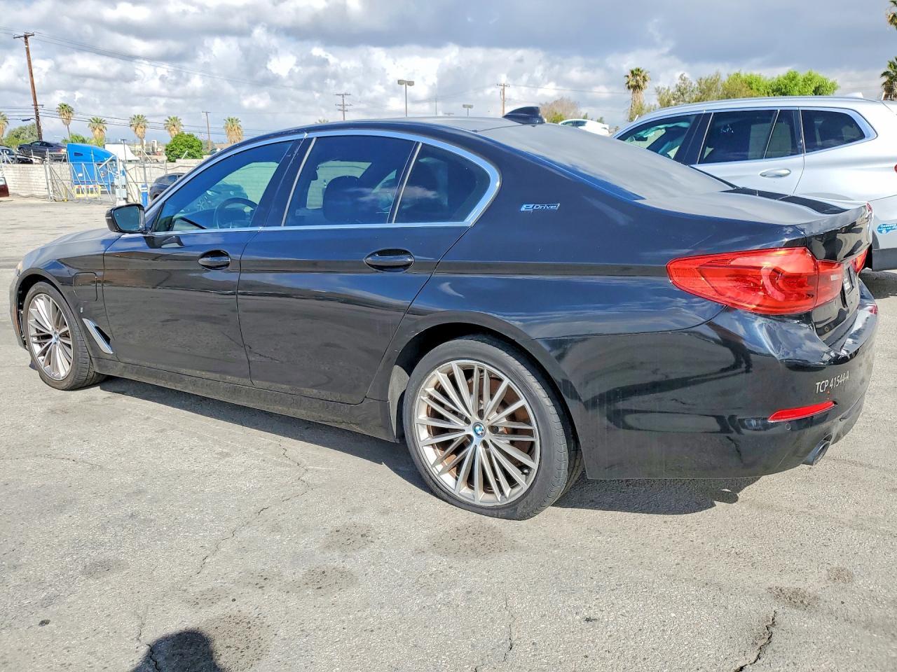 2019 BMW 530E - Фото 2