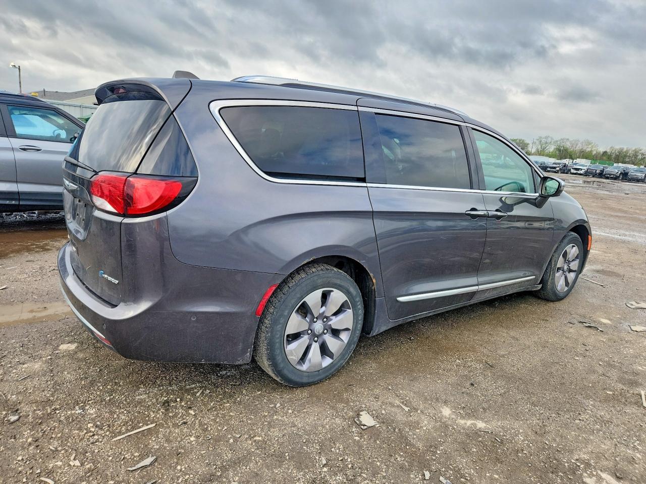 2018 Chrysler Pacifica Hybrid Limited - Image 3