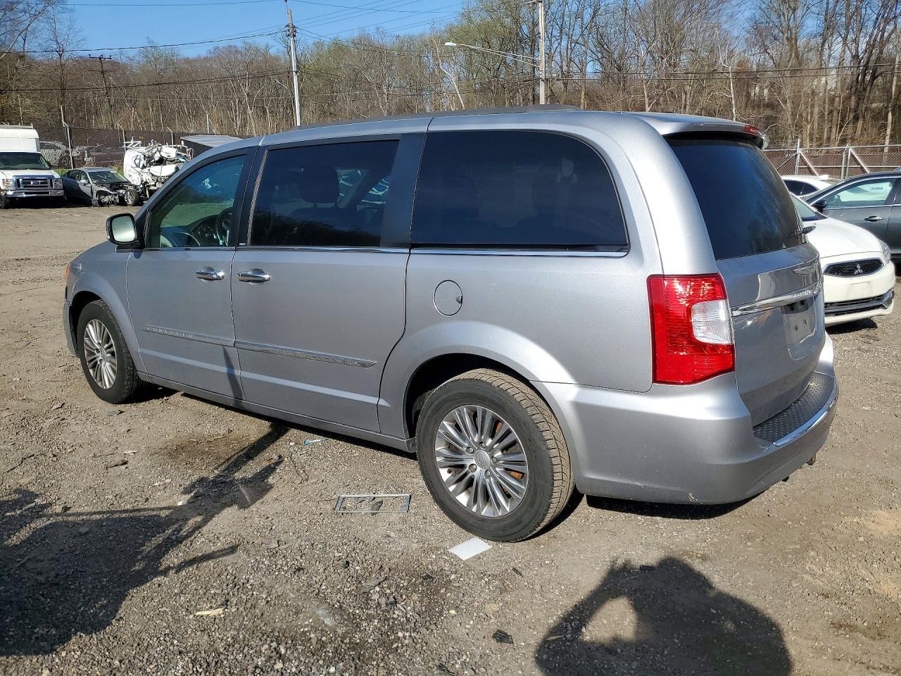 2013 Chrysler Town & Country Touring L - Фото 2