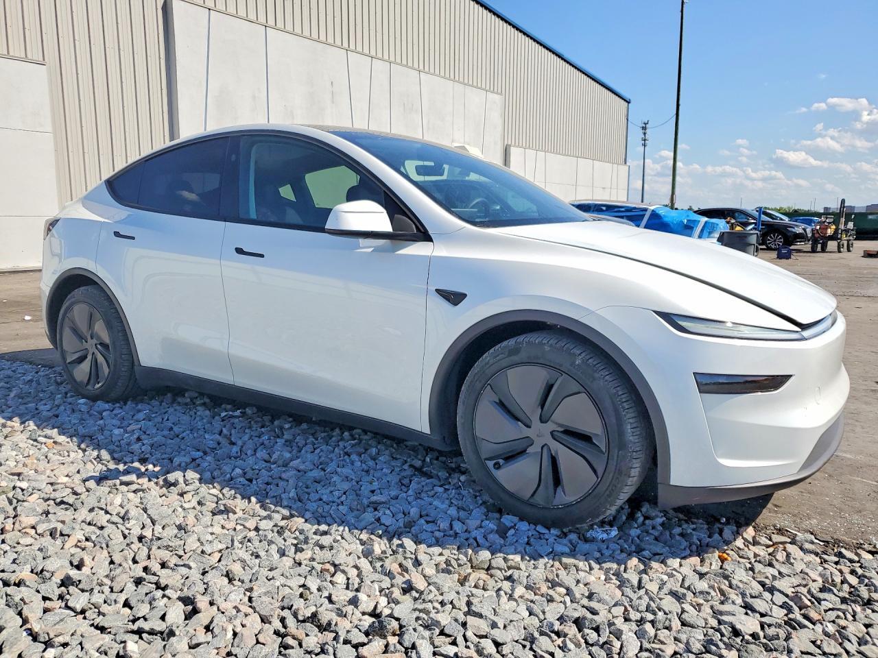 2026 Tesla Model Y - Фото 4