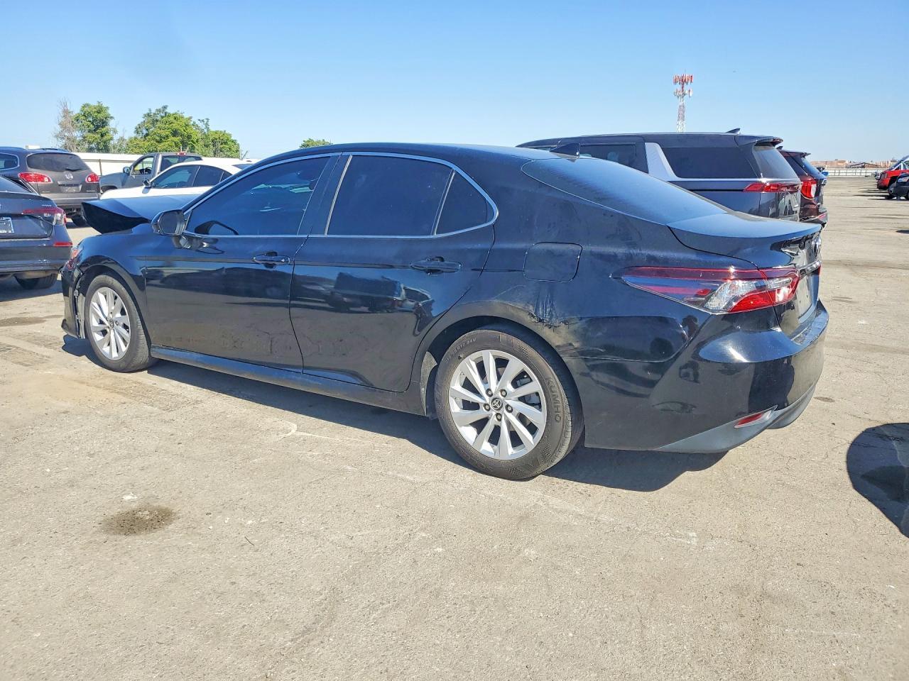 2022 Toyota Camry Le - Фото 2