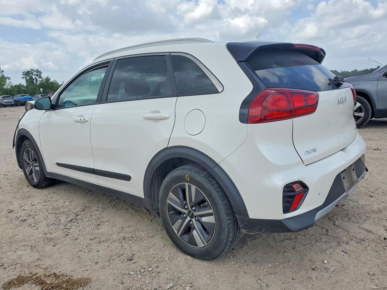2022 Kia Niro Lxs - Image 2