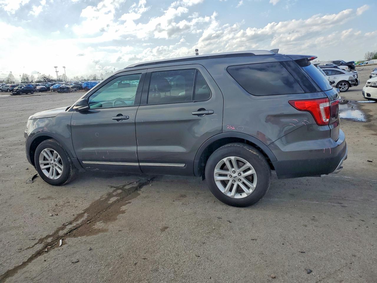 2016 Ford Explorer Xlt - Image 2
