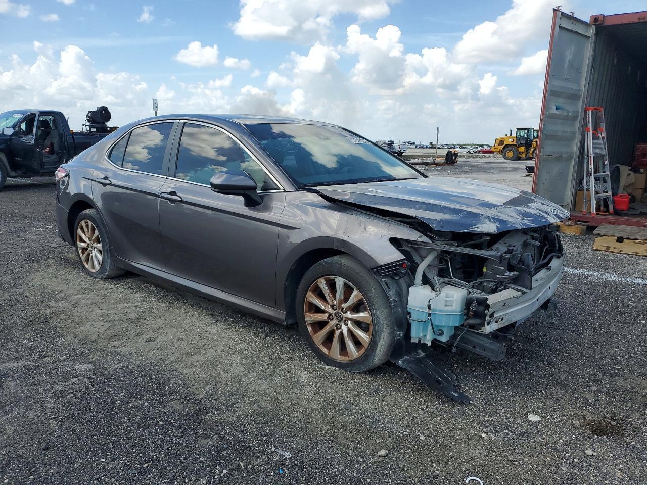 2020 Toyota Camry Le - Фото 4