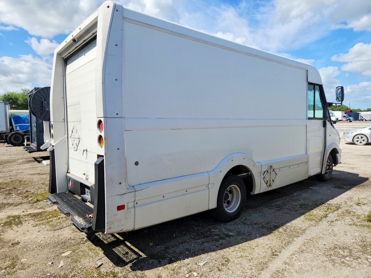 2013 Isuzu Npr Delivery Truck - Image 3