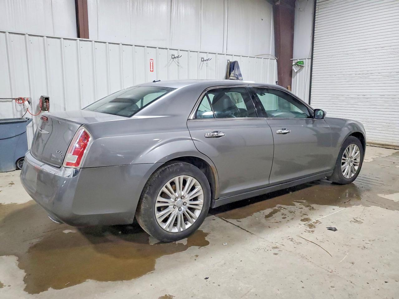 2011 Chrysler 300C - Фото 3