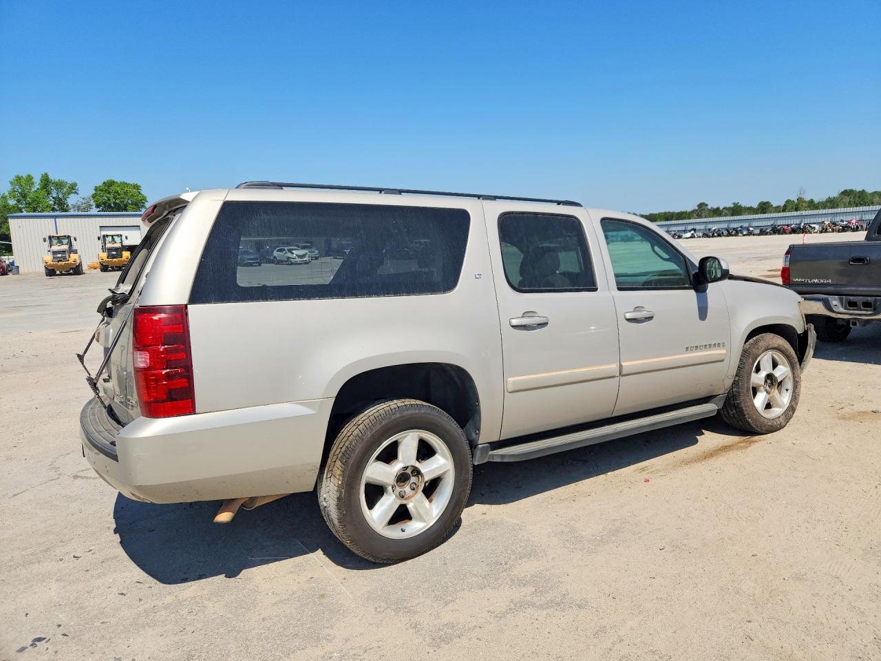 2007 Chevrolet Suburban C1500 - Image 3