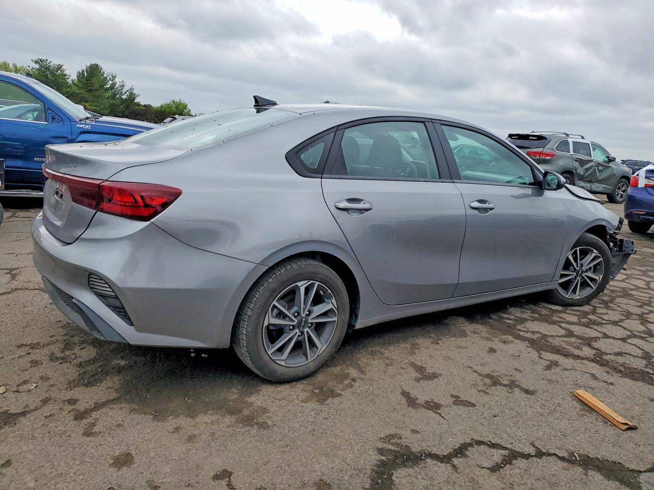 2024 Kia Forte Lxs - Image 3