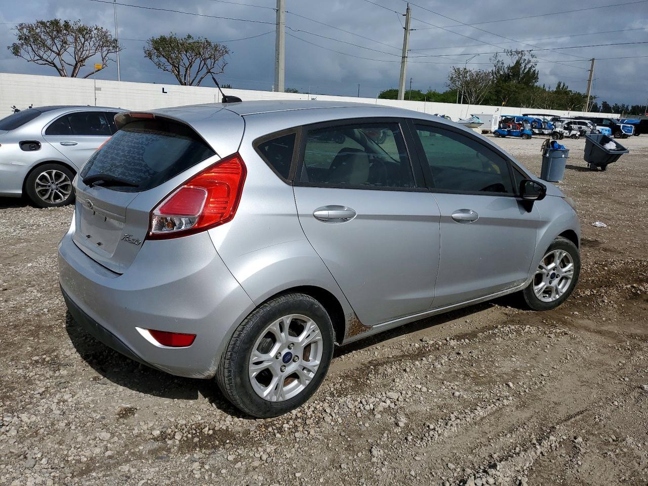 2015 Ford Fiesta Se - Фото 3