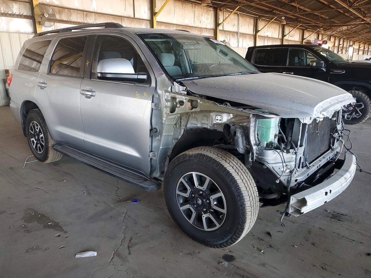 2016 Toyota Sequoia Sr5 - Фото 4