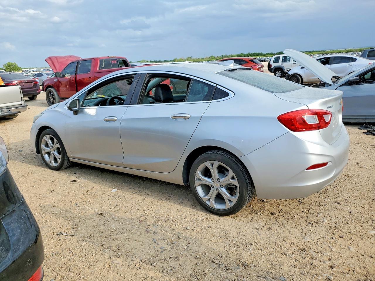 2017 Chevrolet Cruze - Фото 2